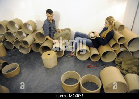Milano (Italia), wokshop per l'auto-realizzazione di mobili con i tubi di cartone da scarti industriali organizzato da Arcò studio, architettura & Cooperazione Foto Stock