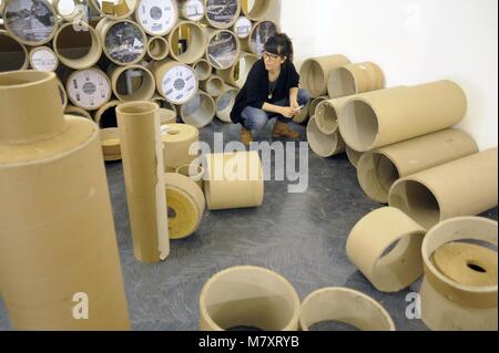 Milano (Italia), wokshop per l'auto-realizzazione di mobili con i tubi di cartone da scarti industriali organizzato da Arcò studio, architettura & Cooperazione Foto Stock