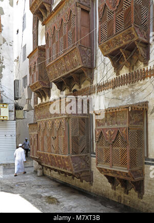 La vita di strada, architettura e sorprendete le vecchie case in legno con finestre a bovindo e mashrabya in Al Balad, Jeddah, Arabia Saudita Foto Stock