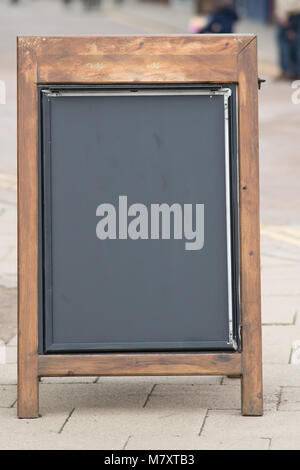 Menu vuoto blackboard su strada con cornice in legno Foto Stock