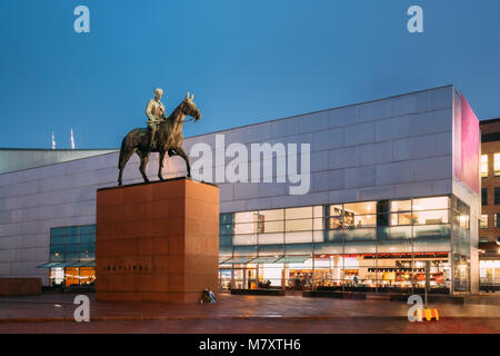 Helsinki, Finlandia - 8 Dicembre 2016: vista serale della statua equestre del maresciallo Mannerheim. Monumento al maresciallo di Finlandia Carl Gustaf Emil Mannerh Foto Stock