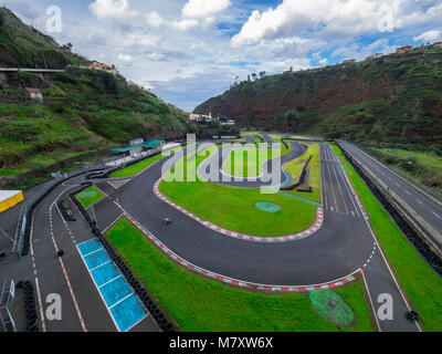 SANTANA,Madeira, Portogallo - 08 Marzo 2018: pista di go-kart visto da sopra fra le montagne e il cielo nuvoloso Foto Stock