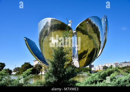 La città di Buenos Aires, Argentina. Aprile 23, 2017. Pino strisciante a Plaza de las Naciones Unidas (Nazioni Unite Square) Floralis generica (una scultura Foto Stock