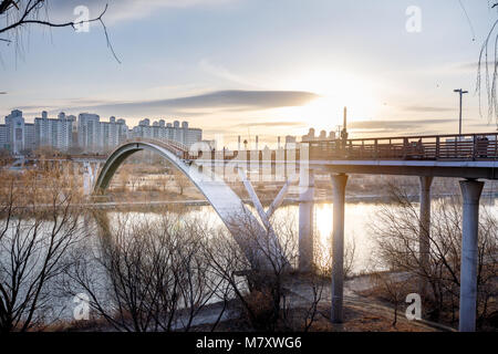 Vista ponte di il Seonyudo Park con il tramonto del sole a Seul, Corea del Sud Foto Stock