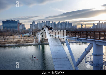 Vista ponte di il Seonyudo Park con il tramonto del sole a Seul, Corea del Sud Foto Stock