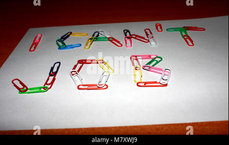 Concetto. Sul desktop, clip di carta di cui la parola. Non riesco a lavorare. Foto Stock