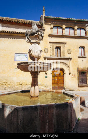 Cordoba, Andalusia, Spagna : fontana rinascimentale e la Posada del Potro inn, citato da Cervantes nel Don Chisciotte, in del Potro Square nel centro storico Foto Stock