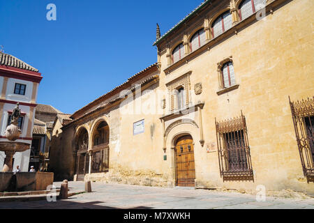 Cordoba, Andalusia, Spagna : fontana rinascimentale e la Posada del Potro inn, citato da Cervantes nel Don Chisciotte, in del Potro Square nel centro storico Foto Stock