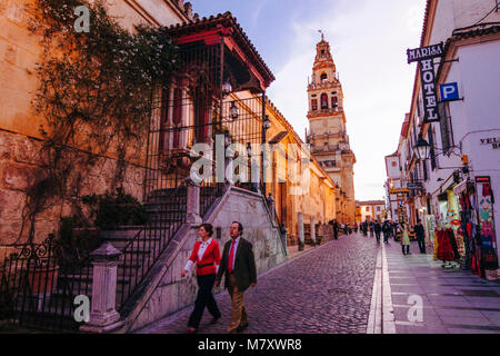 Cordoba, Andalusia, Spagna : moschea-cattedrale di Cordoba, la gente a piedi passato la Virgen de Los Faroles (Vergine delle lanterne) altare in facciata nord Foto Stock