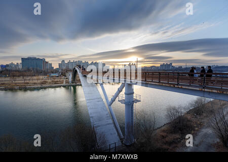 Vista ponte di il Seonyudo Park con il tramonto del sole a Seul, Corea del Sud Foto Stock