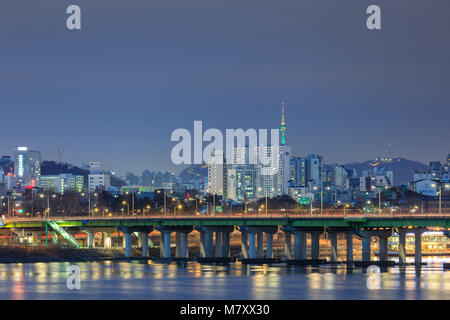 Vista notturna della città di Seoul e del fiume Han in Corea del Sud Foto Stock