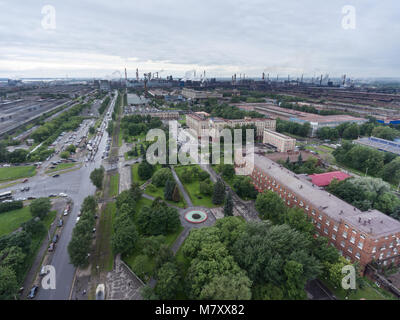 CHEREPOVETS, RUSSIA-CIRCA AUG, 2017: Amministrazione e nonresidential edifici sono su clockhouse principale del Cherepovets mulino di acciaio (CherMK). PAO Se Foto Stock