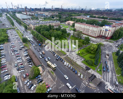 CHEREPOVETS, RUSSIA-CIRCA AUG, 2017: Croce di Mira e Bardina strade è vicino all entrata del Cherepovets mulino di acciaio (CherMK). La PAO Severstal Foto Stock