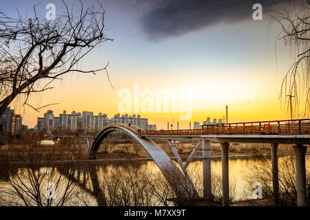 Vista ponte di il Seonyudo Park con il tramonto del sole a Seul, Corea del Sud Foto Stock