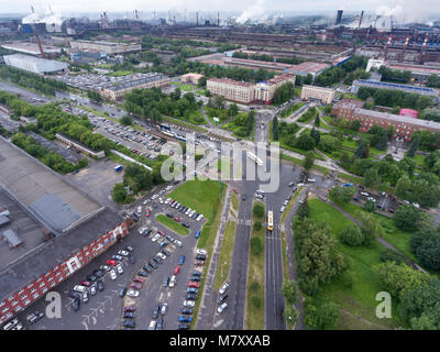 CHEREPOVETS, RUSSIA-CIRCA AUG, 2017: Traversata della mira e Bardina strade è vicino alla principale clockhouse del Cherepovets mulino di acciaio (CherMK). La PAO Foto Stock