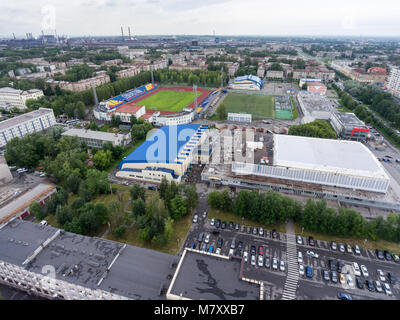 CHEREPOVETS, RUSSIA-CIRCA AUG, 2017: vista aerea presso il centro della città con lo stadio sportivo e complesso d'estate. Centro della città con infrastruttura principale Foto Stock