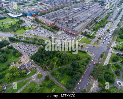 CHEREPOVETS, RUSSIA-CIRCA AUG, 2017: Nonresidential edifici e il parcheggio sono sulla clockhouse principale del Cherepovets mulino di acciaio (CherMK). PAO Sever Foto Stock