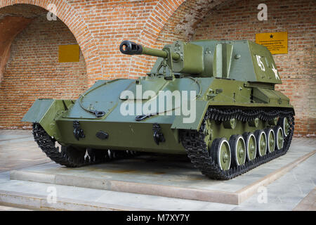 RUSSIA, Nizhny Novgorod - Agosto 06, 2014: un sovietico semovente per il montaggio di artiglieria durante la seconda guerra mondiale SU-76 mostra all'aperto in N.Novgorod Kreml Foto Stock