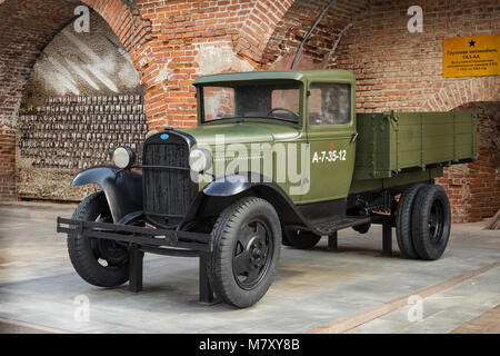 RUSSIA, Nizhny Novgorod - Agosto 06, 2014: auto sovietica durante la seconda guerra mondiale la GAZ-AA mostra all'aperto in N.Novgorod Cremlino. La vettura è ben resto Foto Stock