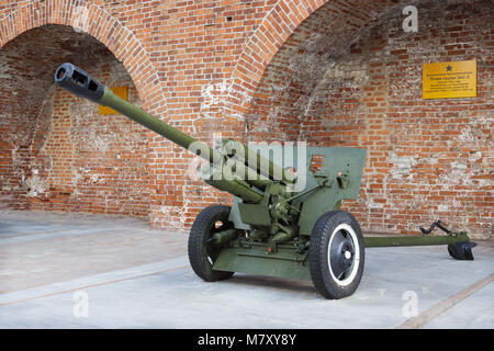 RUSSIA, Nizhny Novgorod - Agosto 06, 2014: un sovietico anti-serbatoio 76 mm cannone della Seconda Guerra Mondiale, ZIS-3 mostra all'aperto in N.Novgorod Cremlino. La pistola è Foto Stock