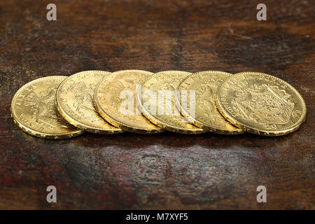 Belga franchi 20 monete d'oro sul rustico sfondo di legno Foto Stock