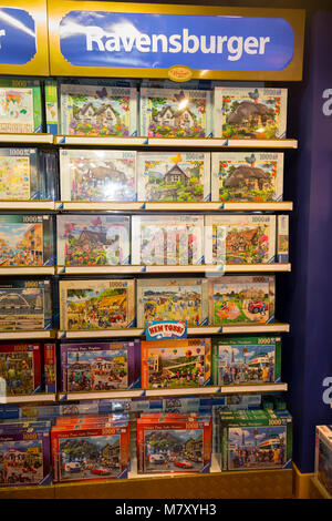 Scatole di Ravensburger puzzle / puzzle in vendita presso il London Toy shop. Regent street. Regno Unito. (96) Foto Stock