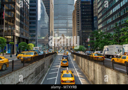 Taxi gialli di New York che escono dal tunnel di Park Avenue verso il viadotto di Park Avenue e il Grand Central Terminal a Manhattan, New York City Foto Stock