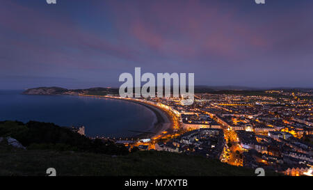 Le luci di Llandudno North Shore al tramonto sulla costa settentrionale del Galles Foto Stock