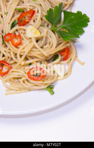 Spaghetti aglio e peperoncino,l'olio d'oliva , Spaghetti aglio, olio, peperoncino italiano cibo mediterraneo Foto Stock