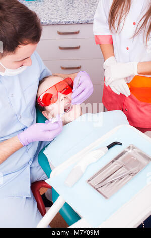 La polimerizzazione dentale Foto Stock