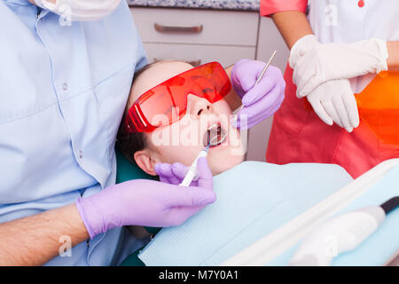 La polimerizzazione dentale Foto Stock