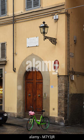 Una lapide commemorativa sulla casa dove il romanziere russo Fëdor Dostoevskij ha vissuto in Piazza Pitti di Firenze, Toscana, Italia. Dostoevskij visse in questa casa con sua moglie Anna da 1868 a 1869 e completato qui il suo romanzo The Idiot. Foto Stock