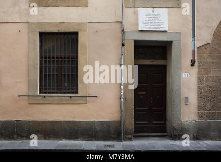 Una lapide commemorativa sulla casa dove il russo un film del regista Andrei Tarkovsky vissuto in Via San Niccolò 91 in Firenze, Toscana, Italia. Andrei Tarkovsky visse in questa casa dal 1983 al 1986 e completato qui lo script del suo ultimo film il sacrificio. Foto Stock