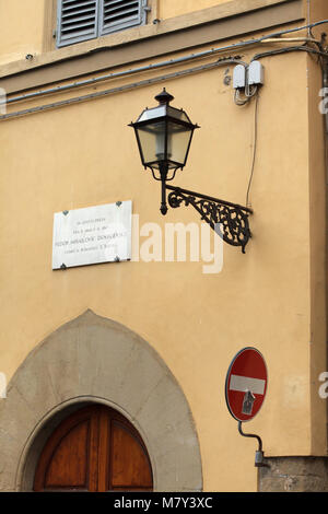 Una lapide commemorativa sulla casa dove il romanziere russo Fëdor Dostoevskij ha vissuto in Piazza Pitti di Firenze, Toscana, Italia. Dostoevskij visse in questa casa con sua moglie Anna da 1868 a 1869 e completato qui il suo romanzo The Idiot. Foto Stock