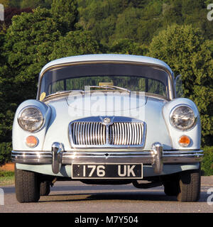 Classic MGA Coupe in iris blu, vista frontale sulla soleggiata insenatura di sera Foto Stock