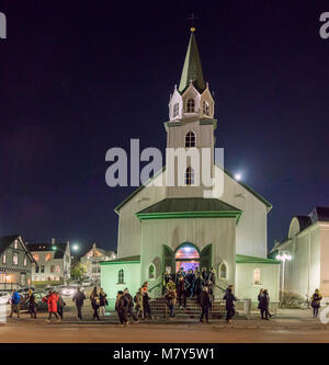 Persone che lasciano la Chiesa Frikirkjan, Islanda Airwaves, festival musicali, Reykjavik, Islanda Foto Stock