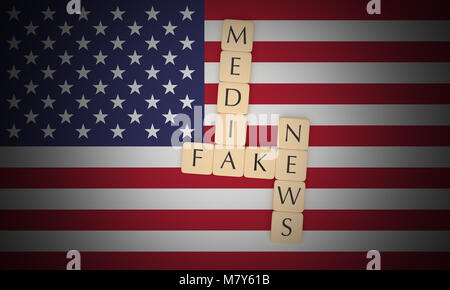 USA la politica News Concept: Lettera piastrelle Fake News Media su di noi bandiera, 3d illustrazione Foto Stock