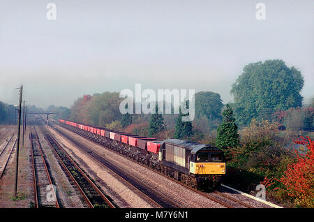 Una classe 58 locomotiva diesel numero 58025 capi sud oltre Hinksey cantiere nei pressi di Oxford con un treno di svuotare i vagoni di carbone che il 15 ottobre 1994. Foto Stock