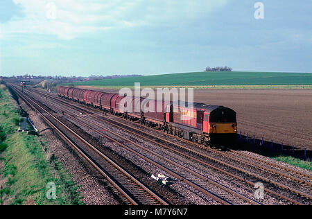 Una classe 58 locomotiva diesel numero 58033 lavorando un treno di acciaio vuota per i carri portanti avvicinando Manor Farm ponte in prossimità di Cholsey il 26 marzo 2002. Foto Stock