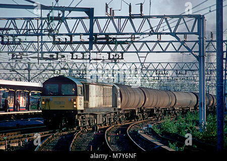 Una classe 58 locomotiva diesel numero 58039 con un treno di carrelli carri serbatoi a Stratford nella zona est di Londra il 29 luglio 1994. Foto Stock