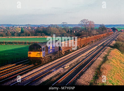 Una classe 58 locomotiva diesel numero 58021 verso ovest sulla Great Western Main Line con un treno di carrello vuoto scatole di Manor Farm, Cholsey il 7 marzo 2003. Foto Stock