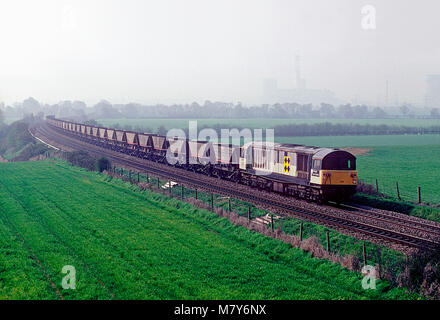 Una classe 58 locomotive diesel 58014 numero di capi a nord con un vuoto di Merry Go Round del carbone in treno da Didcot Power Station a Culham l'11 aprile 1992. Foto Stock