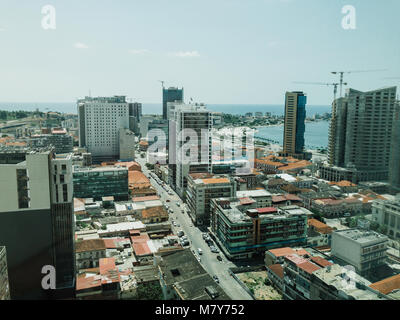 LUANDA, ANGOLA - MARZO 11, 2018: prosegue la costruzione nella capitale angolana di Luanda, nonostante il persistere di difficoltà economiche. Foto Stock