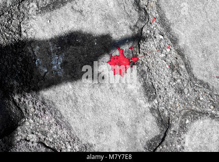 Rendendo le ombre con le mani e il vero sangue posto sulla massa di pietra Foto Stock