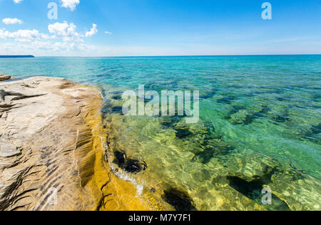 "Le Calette' sul lago Superiore al Pictured Rocks National Lakeshore, situato in Munising Michigan. Le grotte sono parte del bacino di castoro area lacustre. Foto Stock