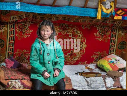 Hatgal, Mongolia, 2 Marzo 2018: ragazza mongola nella sua home ger (yurt) Foto Stock