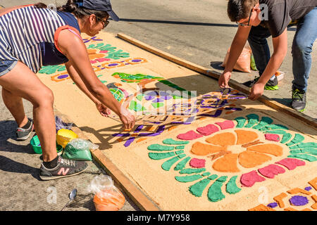 Antigua Guatemala - 18 Febbraio 2018: decorazione di segatura di legno tinto Quaresima processione tappeto in città con il famoso alle celebrazioni della Settimana Santa Foto Stock