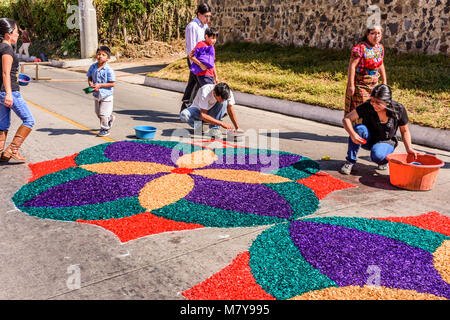 Antigua Guatemala - 18 Febbraio 2018: decorazione di segatura di legno tinto Quaresima processione tappeto in città con il famoso alle celebrazioni della Settimana Santa Foto Stock