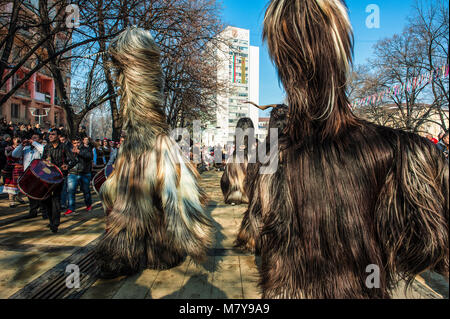 Highlights di Surva Festival di Pernik (vicino a Sofia, Bulgaria), il più importante sfilata di maschere dei Balcani, ispirata alla tradizione di kukeri, travestimenti che aveva lo scopo di spaventare gli spiriti maligni. Foto Stock