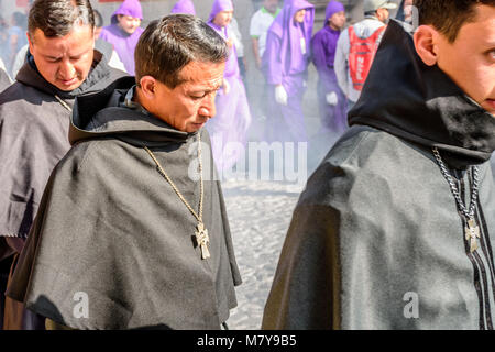 Antigua Guatemala - 18 Febbraio 2018: Processione nella prima domenica di Quaresima in città con i più famosi alle celebrazioni della Settimana Santa in America Latina Foto Stock